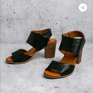 DNA Footwear New York Sydney Sandals Size 10 (41)